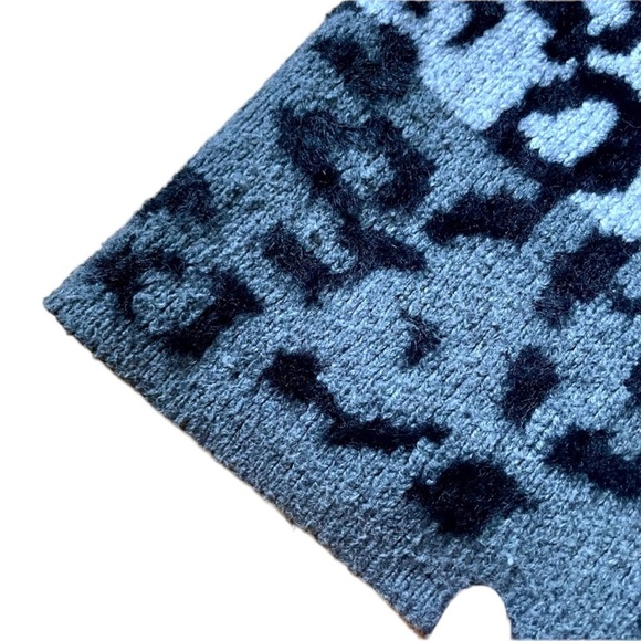 Vince Camuto Cheetah Print Sweater Gray Crewneck Women’s Size Medium​ Black - Picture 9 of 9